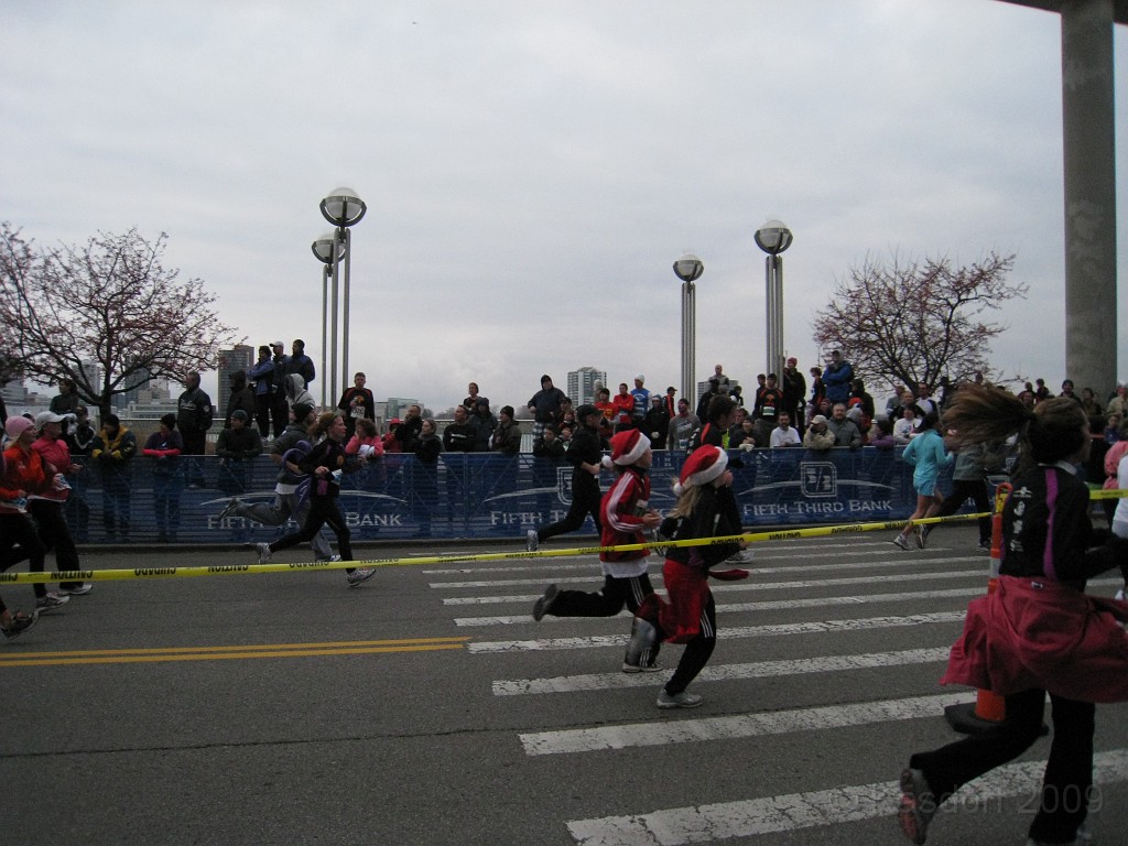 Detroit Turkey Trot 10K 2009 069.jpg - The 2009 Detroit Turkey trot 10K was run on November 29, 2009. A chilly and blustery day. Lots of costumes and racers though, 12400 strong!